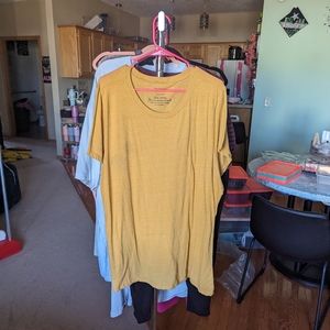 🧡Torrid 4 Classic Fit short sleeve top